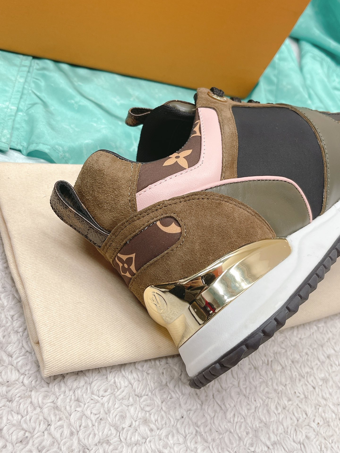 Louis Vuitton 2023 Classic Sneakers - Image 8