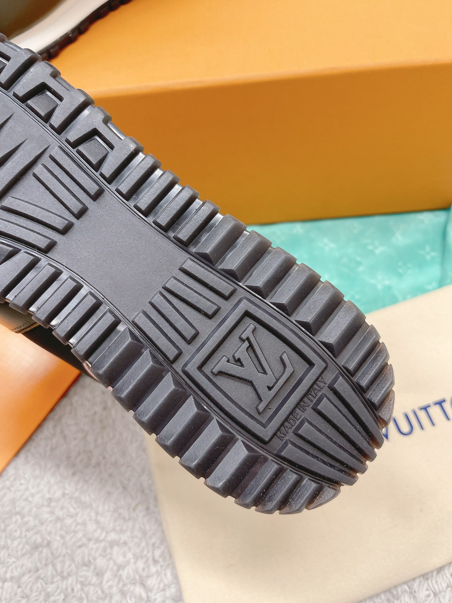 Louis Vuitton 2023 Classic Sneakers - Image 9