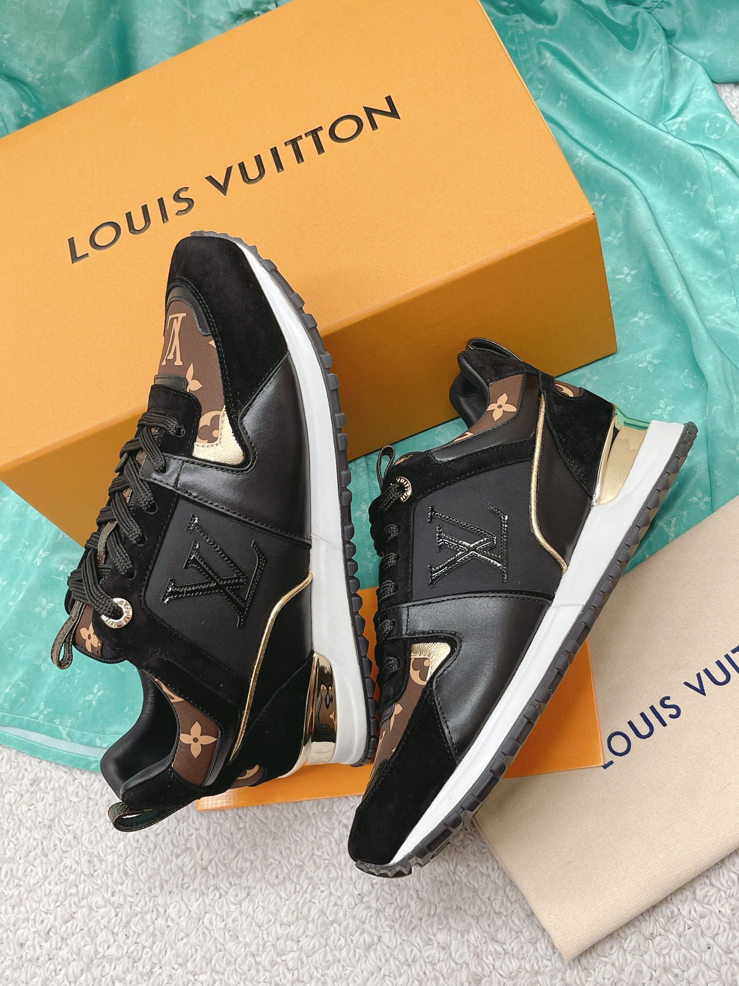 Louis Vuitton 2023 Classic Sneakers - Image 4