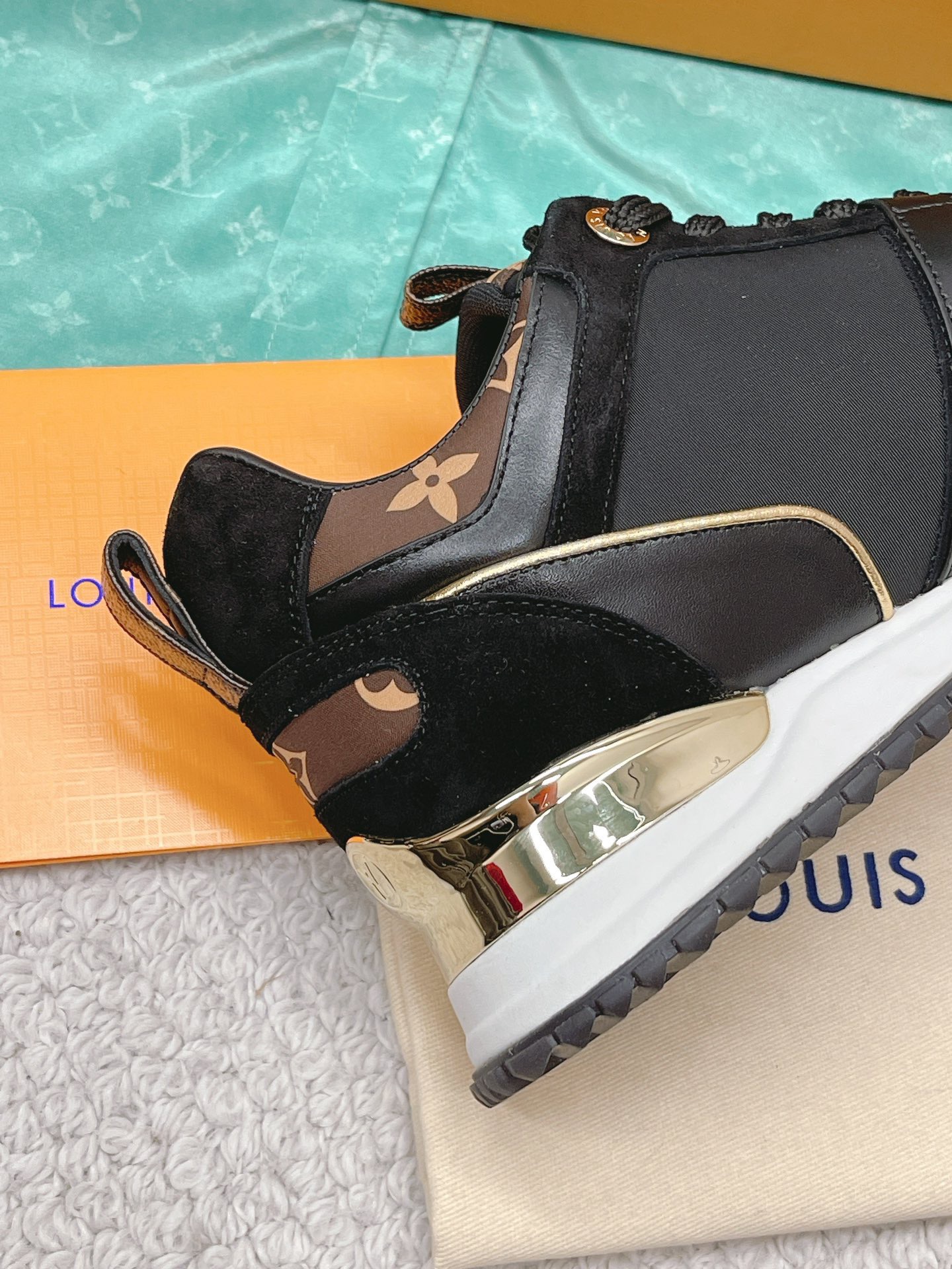 Louis Vuitton 2023 Classic Sneakers - Image 6