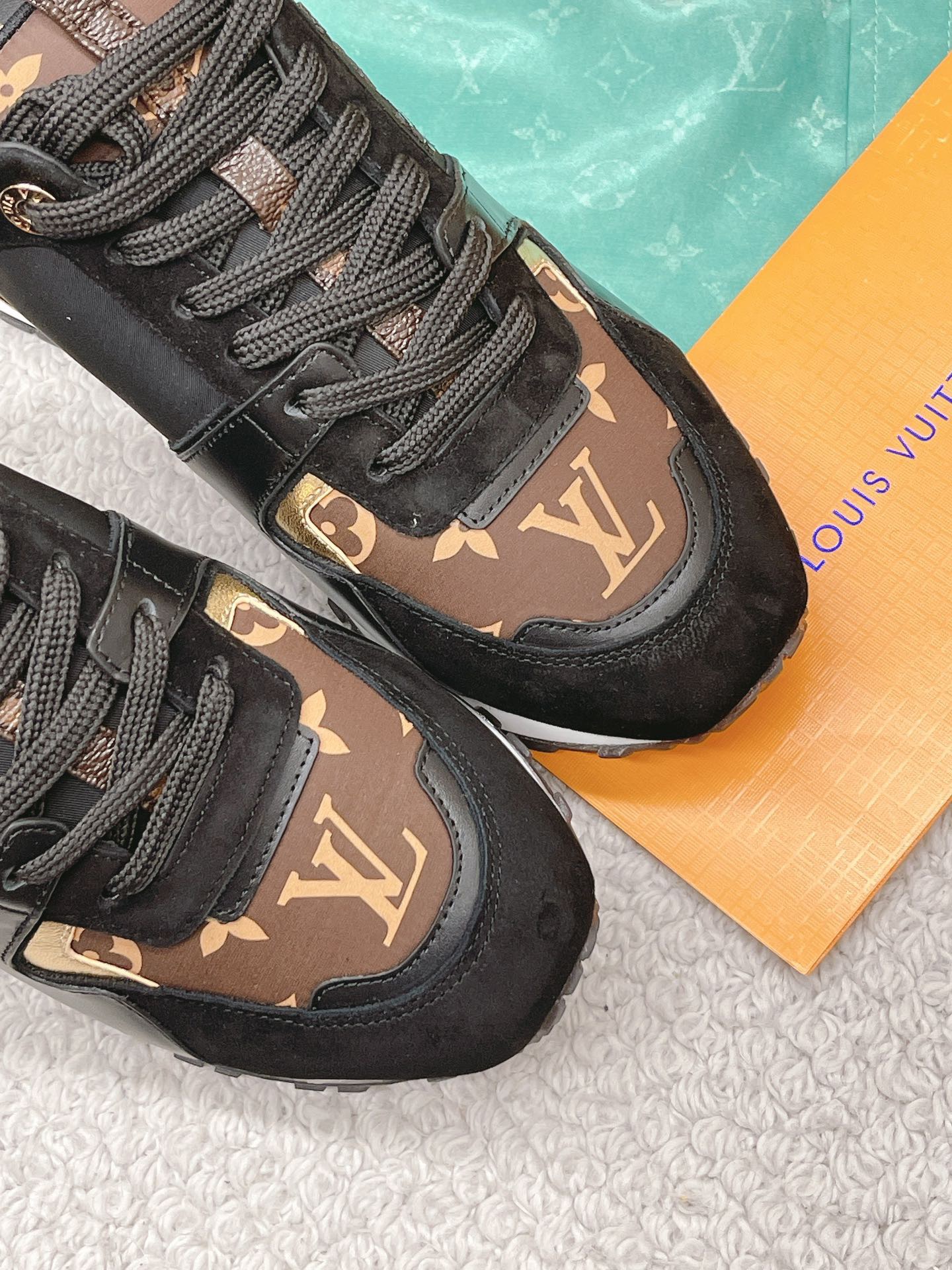 Louis Vuitton 2023 Classic Sneakers - Image 7