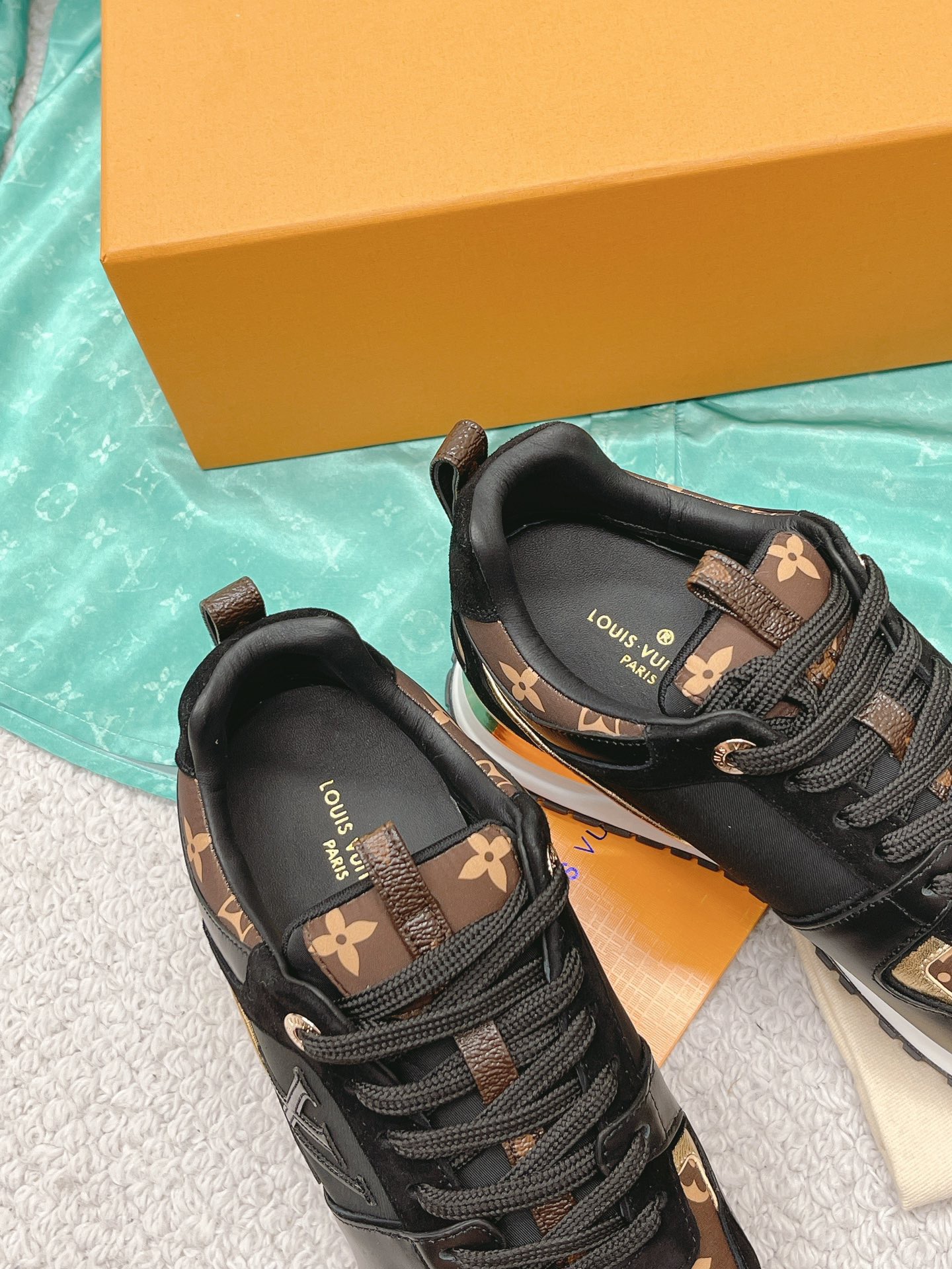 Louis Vuitton 2023 Classic Sneakers - Image 8