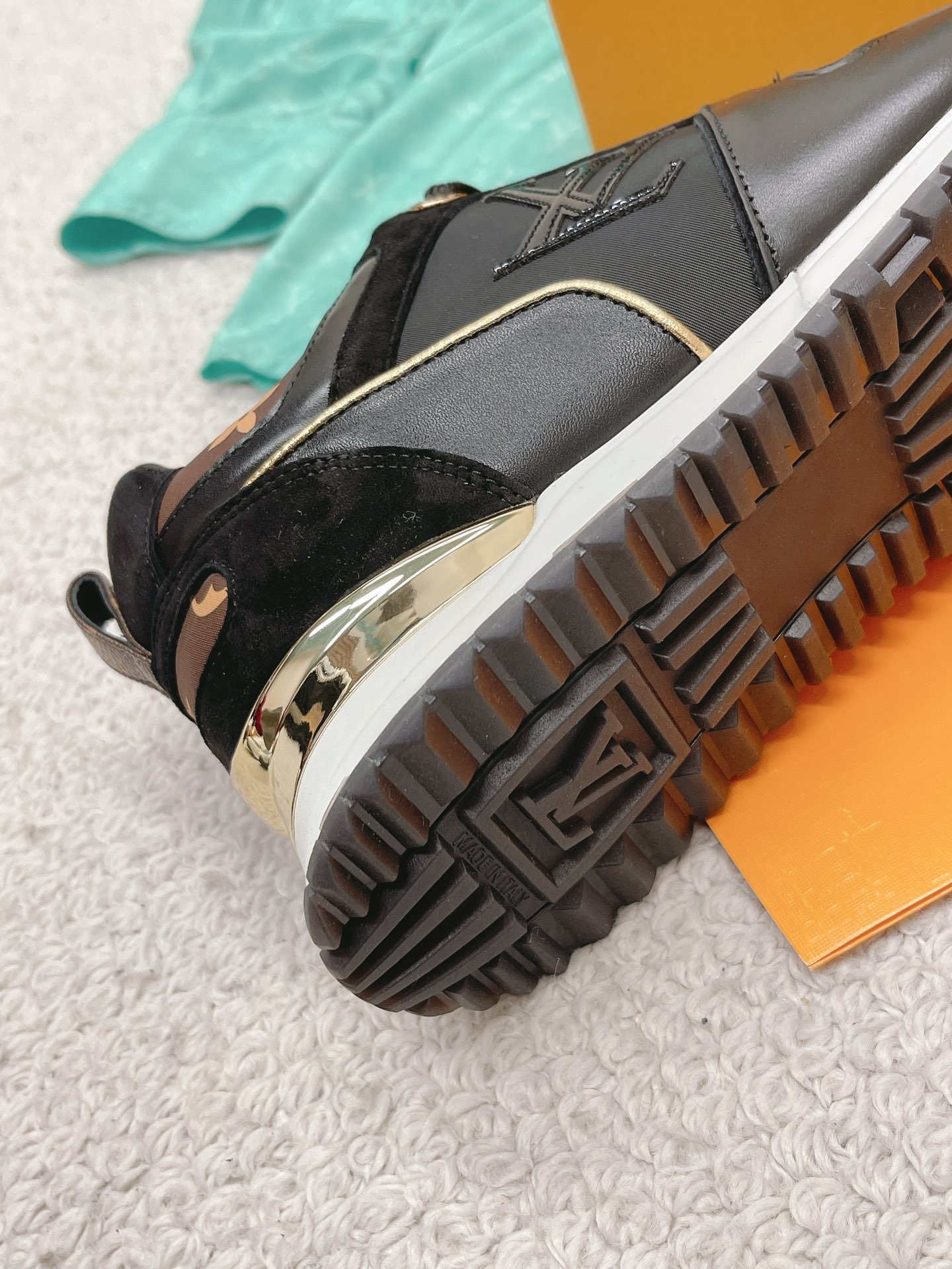 Louis Vuitton 2023 Classic Sneakers - Image 9