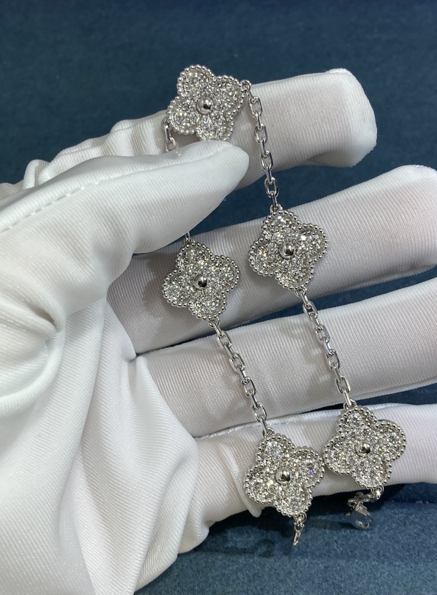 1000152803.jpg 31 models of five mofits alhambra bracelets - Image 1