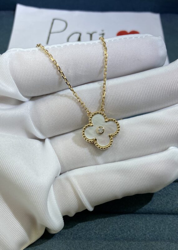 VCA Mother of Pearl one Mofit Necklace with Diamond 18k gold