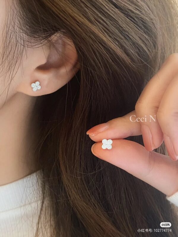 VCA Sweet Alhambra Earrings