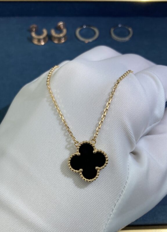 Medium Onyx Clover Necklace, Yellow Gold