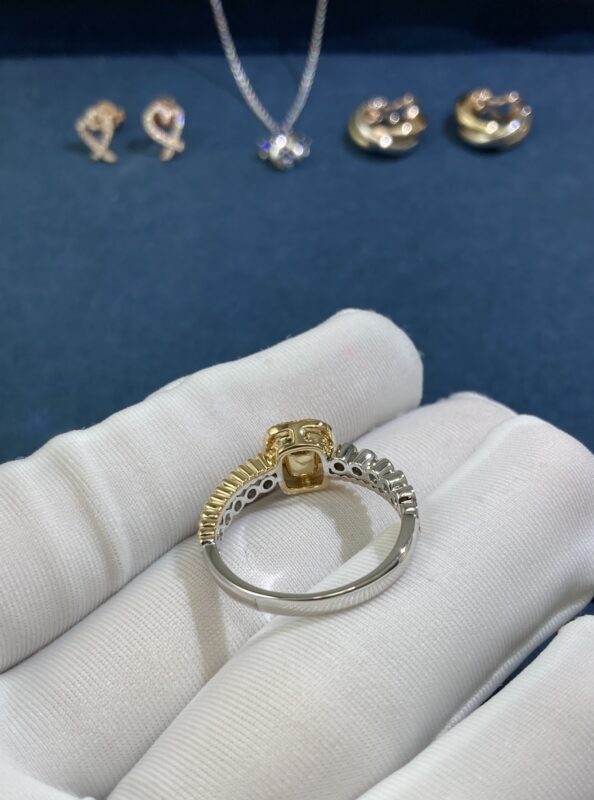 Yellow diamond ring, white gold + yellow gold