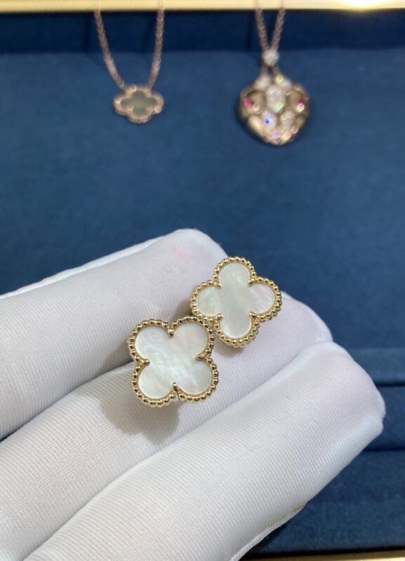 VCA Medium White Shell Clover Ear Patches, Gold