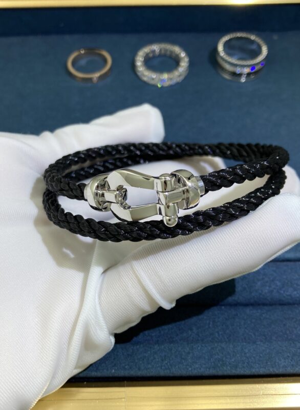 Large Diamondless Horseshoe Clasp Bracelet, White Gold