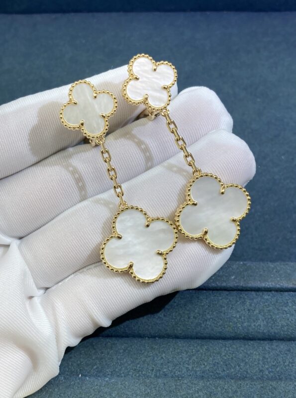 Double-flowered White Shell Four-leaf Clover Ear Rackets, gold color