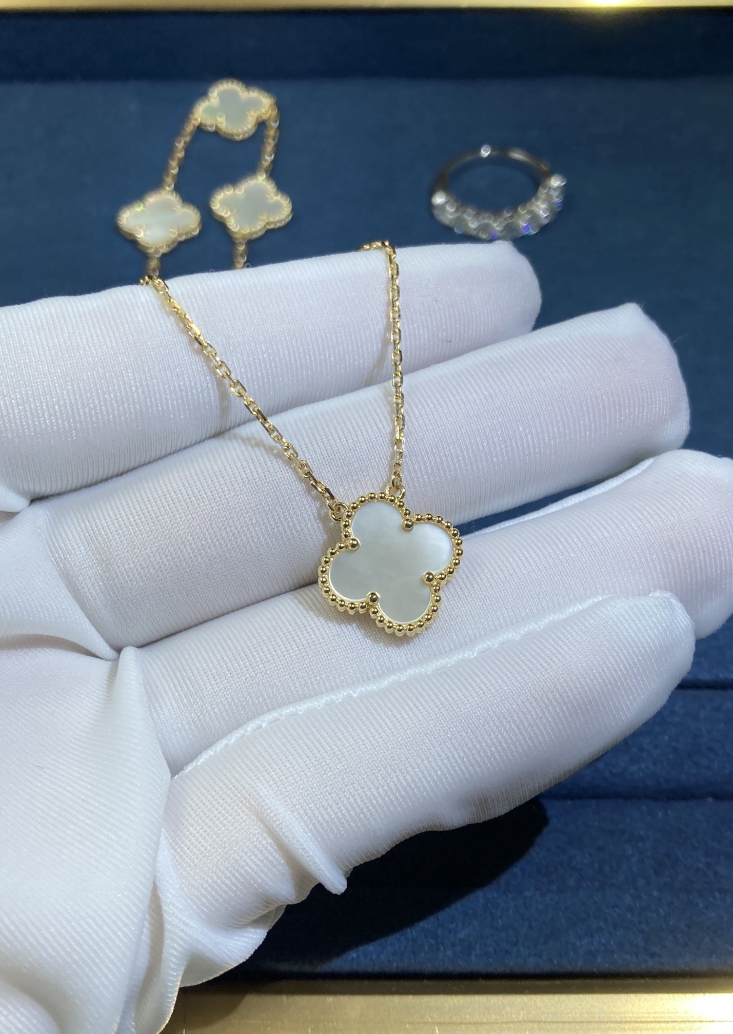 50048.jpg VCA Medium White Shell Clover Necklace, Yellow Gold - Image 1