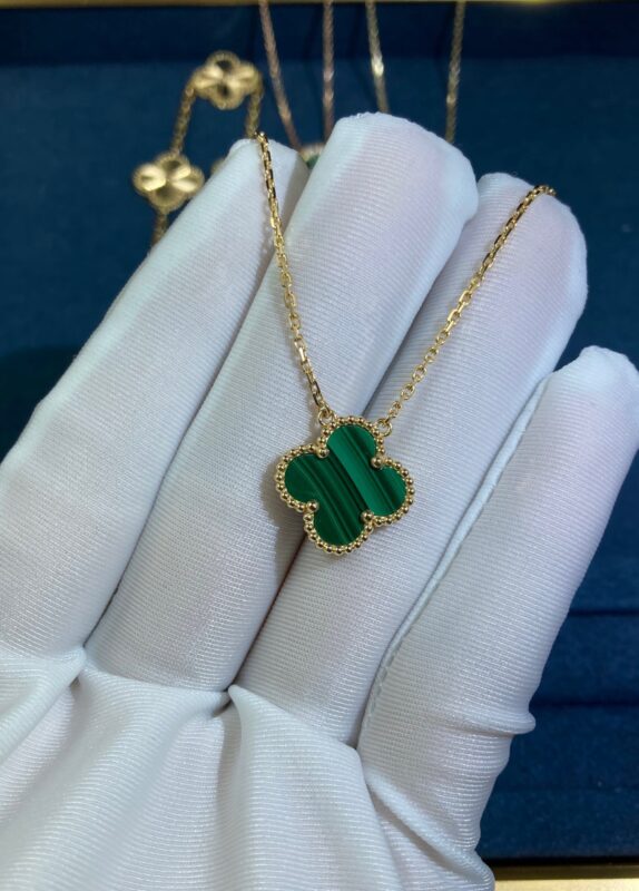 Medium Malachite Clover Necklace, Yellow Gold