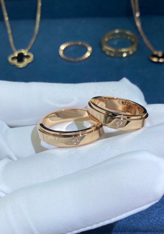 One Diamond Turning Ring, Rose Gold