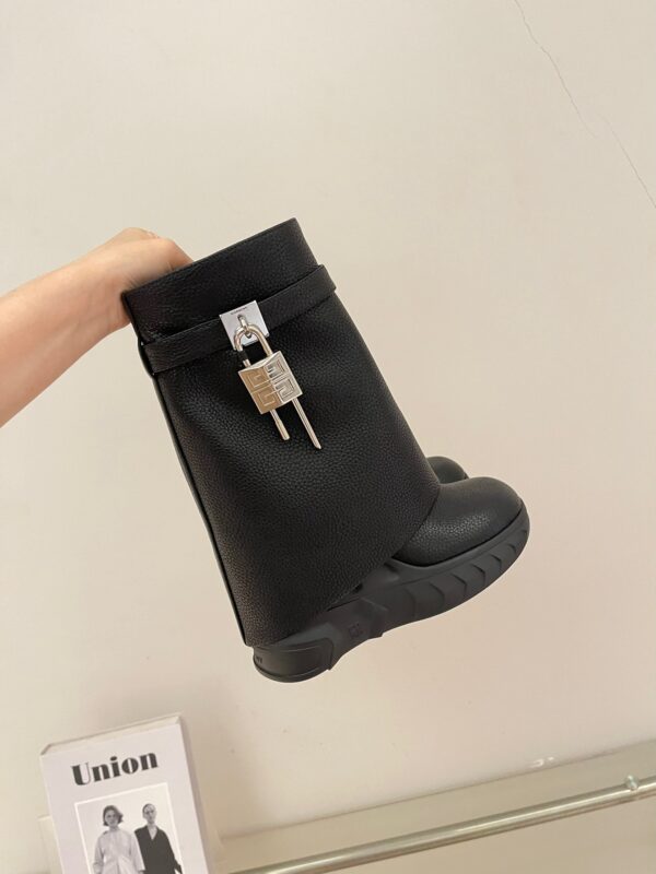 Givenchy 2023 New Sharks Boots