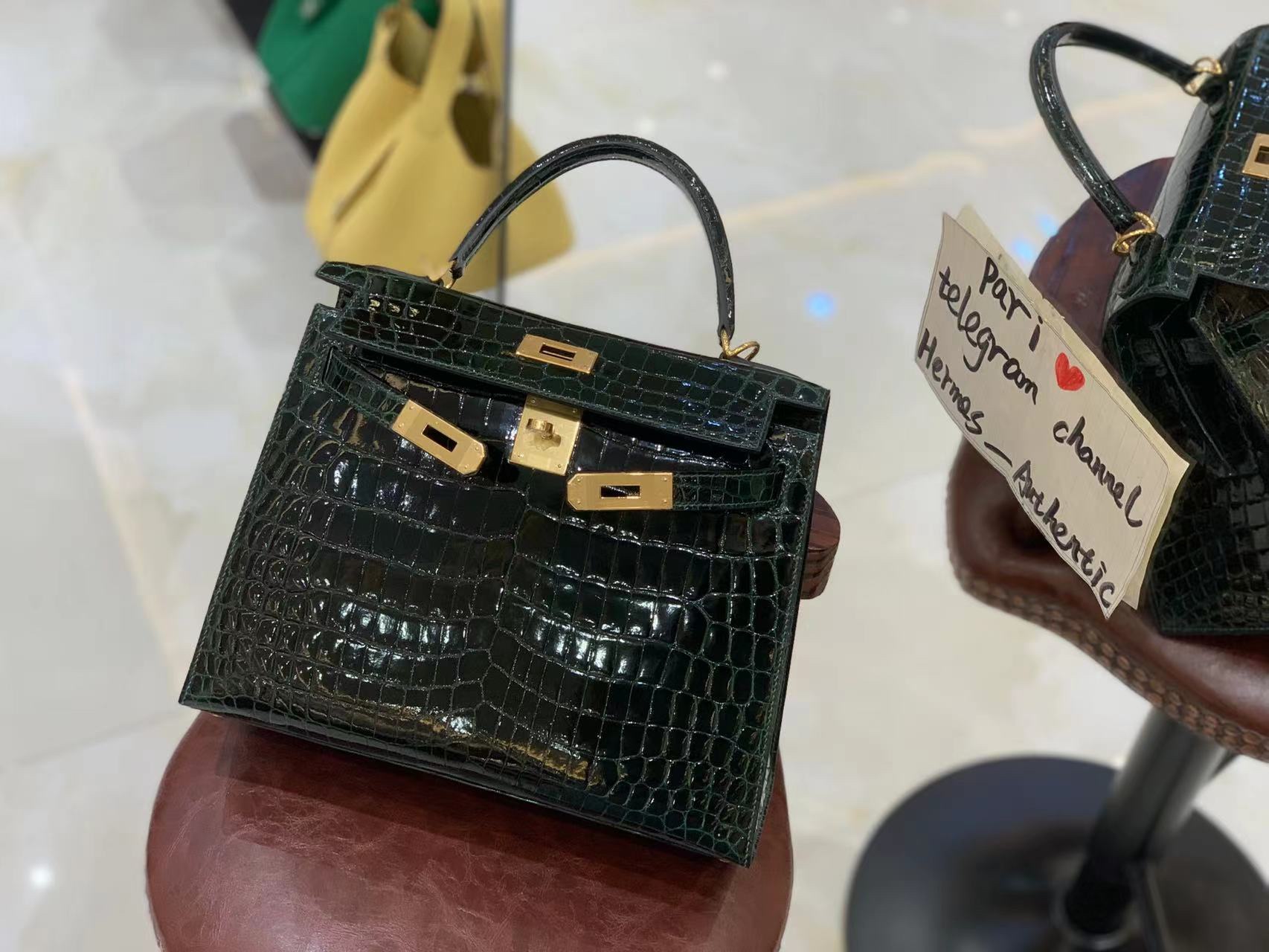 d9c92748030792945bc395c203c0953d Kelly 25 in Emerald Green Shiny Crocodile GHW - Image 1