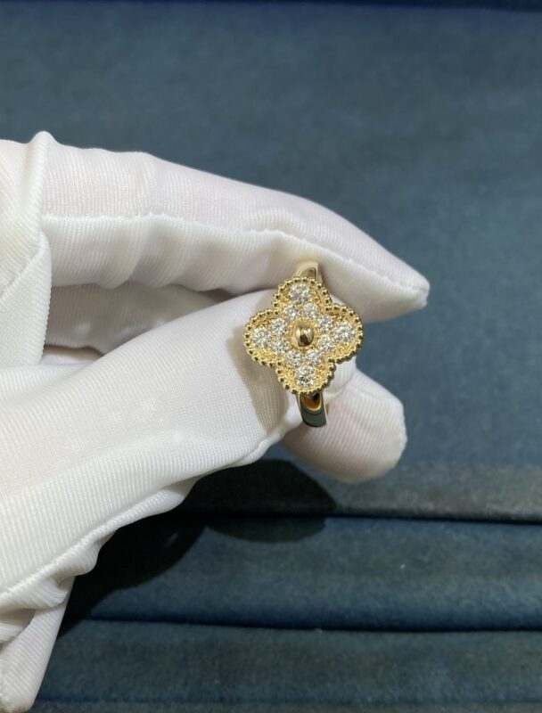 Medium diamond four-leaf clover ring, yellow gold