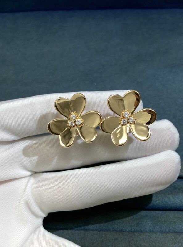 Large three-petal flower ear racket, gold color