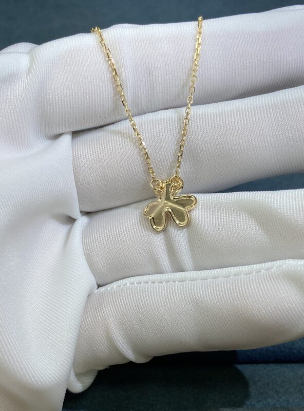 Three-petal flower necklace, yellow gold