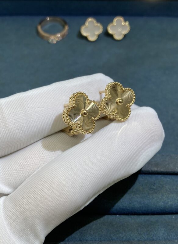 Medium laser four-leaf clover ear racket, gold color