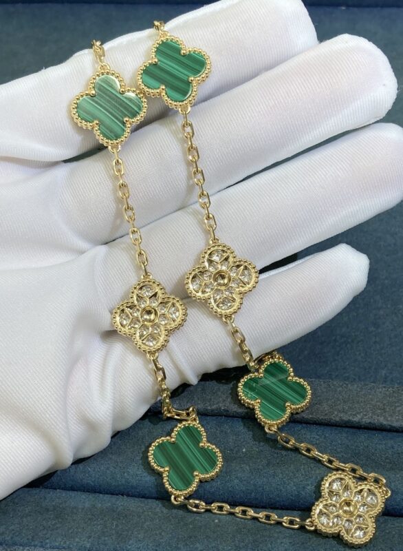 Four-leaf clover necklace with malachite and diamonds, yellow gold