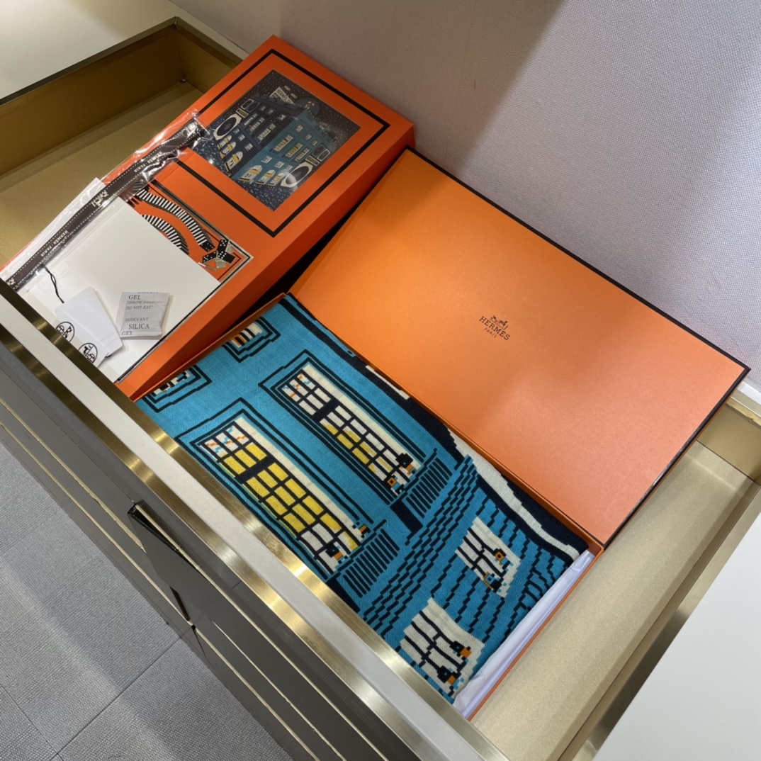 8ffe13_3293eb0bba704a76a6681f71d854aa40mv2.jpg Hermes Faubourg Party - Image 1