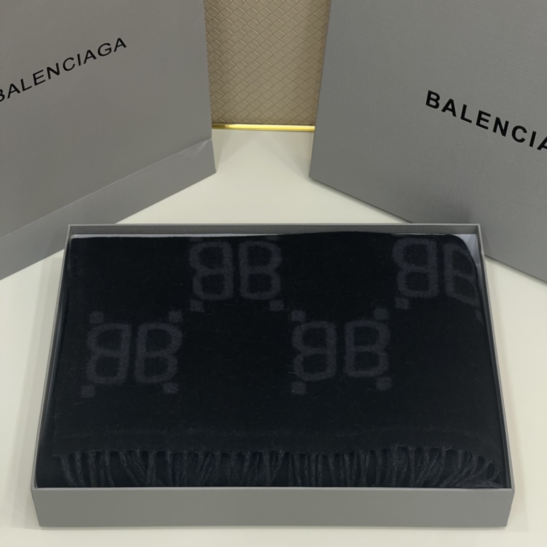 8ffe13_4d01ebf0b62142bcacfe7f5e0c3d1316mv2.jpg Balenciaga & Gucci Joint Model - Image 1