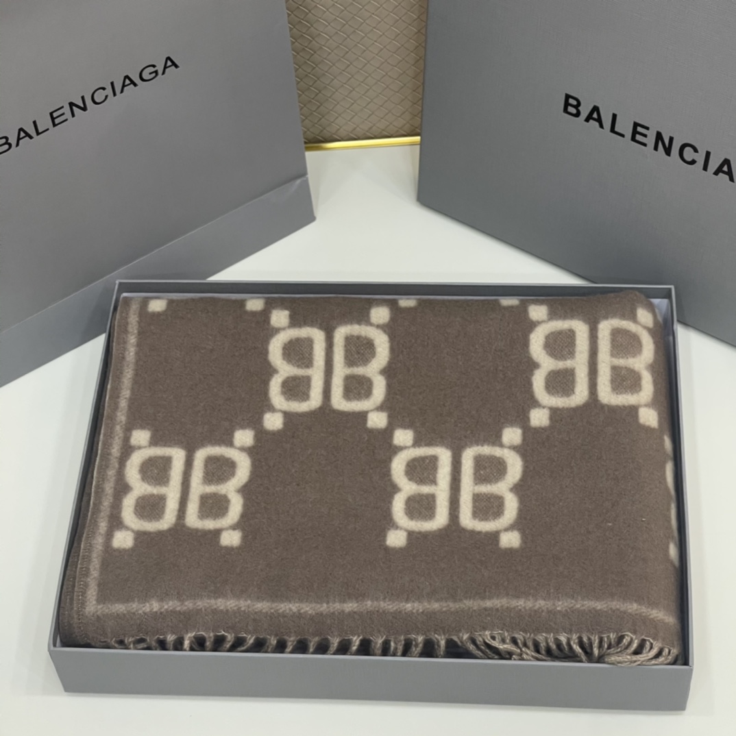 8ffe13_afbdfaf1bbd448528e72c61688312f4bmv2.jpg Balenciaga & Gucci Joint Model - Image 1