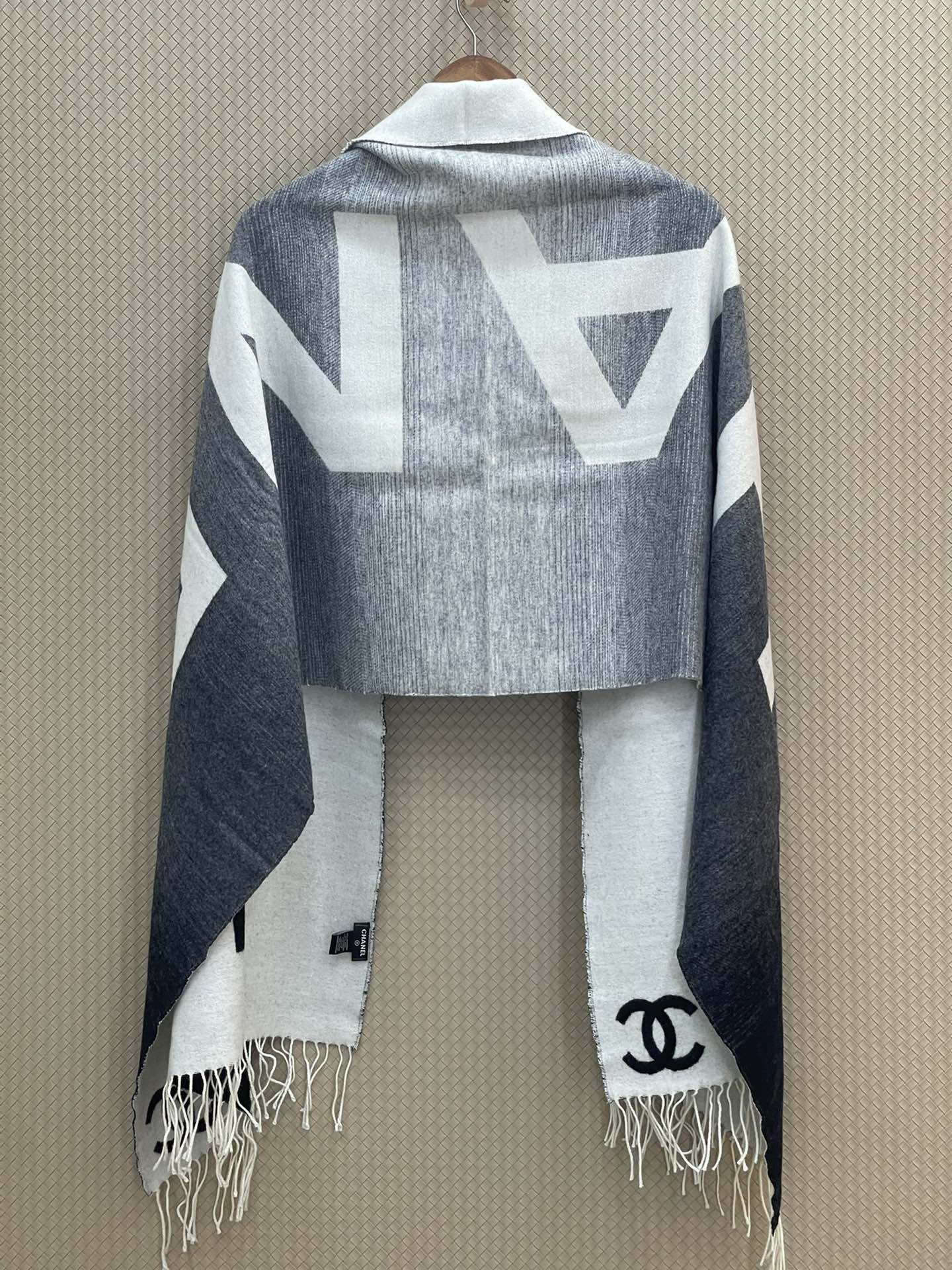 8ffe13_b3957ce92e6946ef9cc5a62fb1e0953fmv2.jpg Chanel Gradient Logo - Image 1