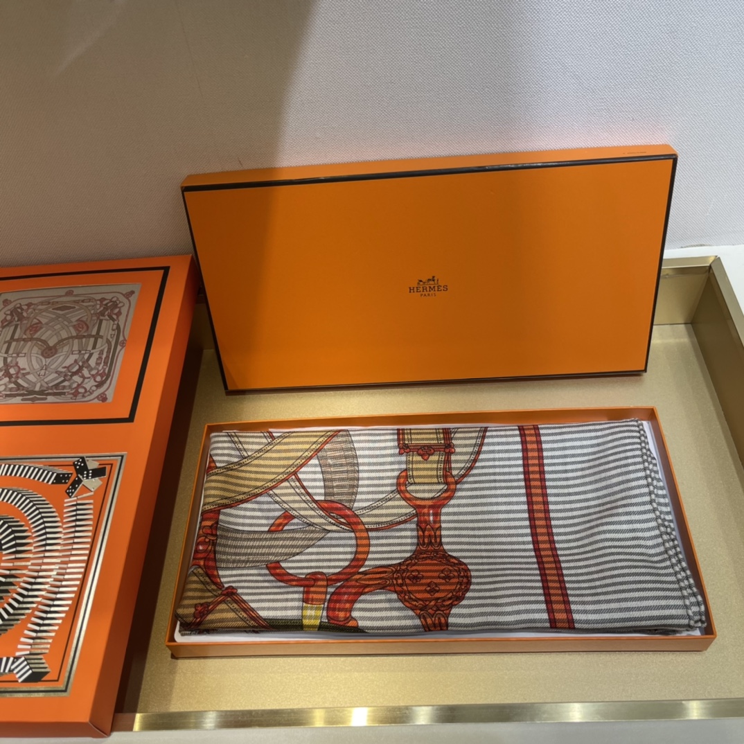 8ffe13_ba55dfe93a814559a8725f75b41badb6mv2.jpg Hermes Striped Cavalcade - Image 1