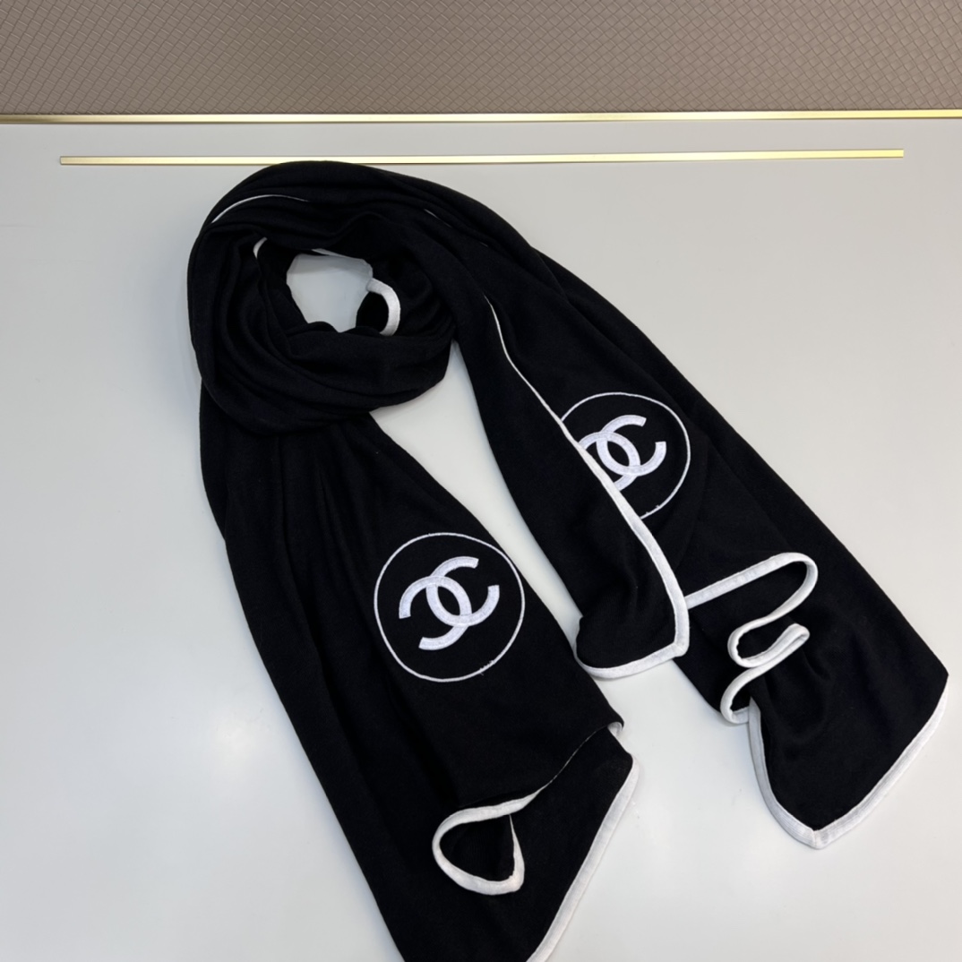 8ffe13_fe4edcb76e87463b882070f149d85be8mv2.jpg Chanel Classic Explosion Scarfs - Image 1