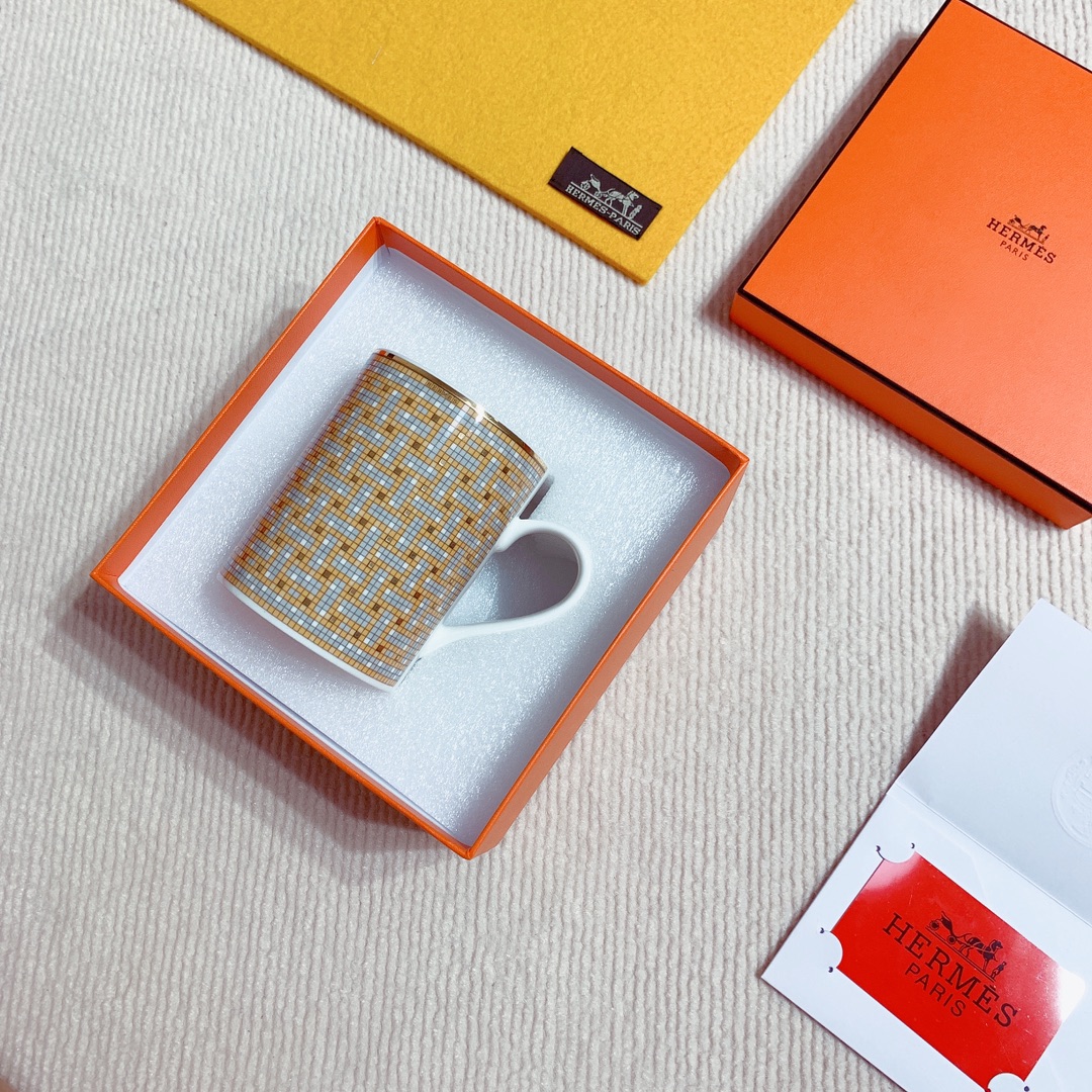 b3869c_095e1374a5ef46c4a42808a70f6d057dmv2.jpg Hermes Classic Mug - Image 1