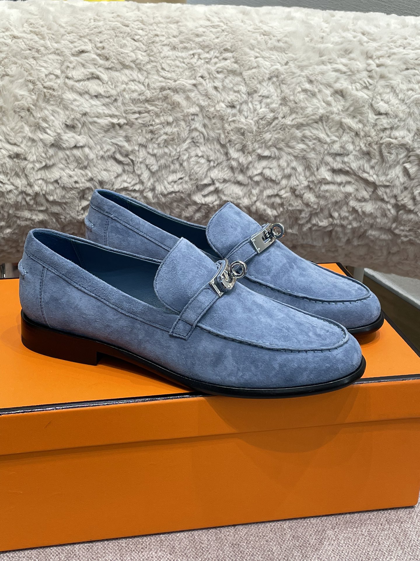 b3869c_16e41da566324e5abf61ee58a3e4f9dfmv2.jpg Hermes Kelly Loafers - Image 1