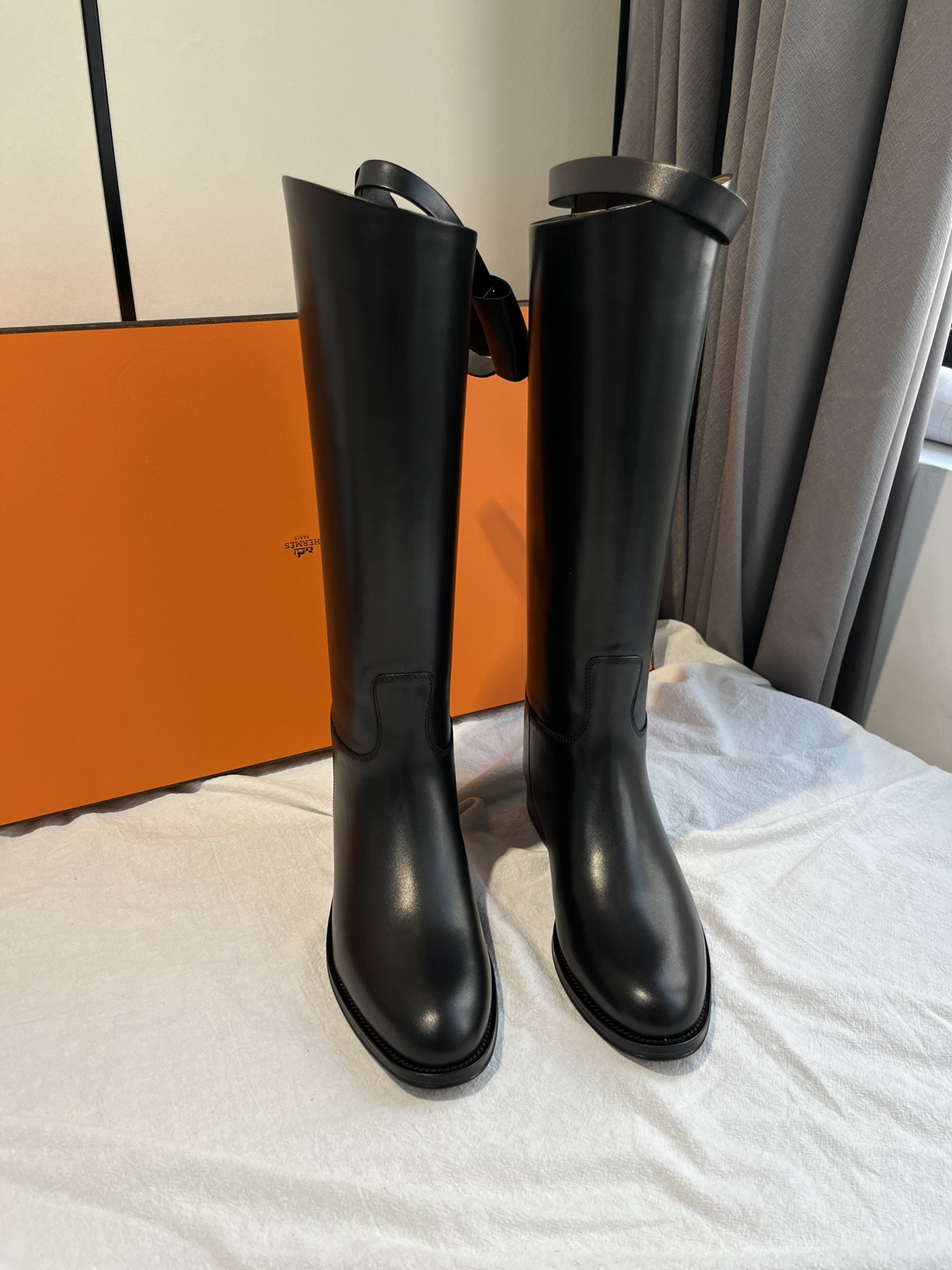 b3869c_17bd7fc602804a4e8c920ce45192bfd0mv2.jpg Hermes Shoes - Image 1