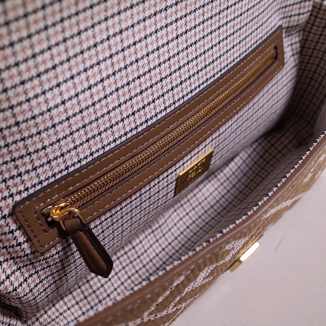 Fendi Baguette Bag - Image 9