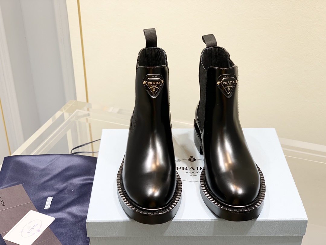 b3869c_30186c50bef3445eb3dd6ba385d91f5amv2.jpg Prada Shoes - Image 1