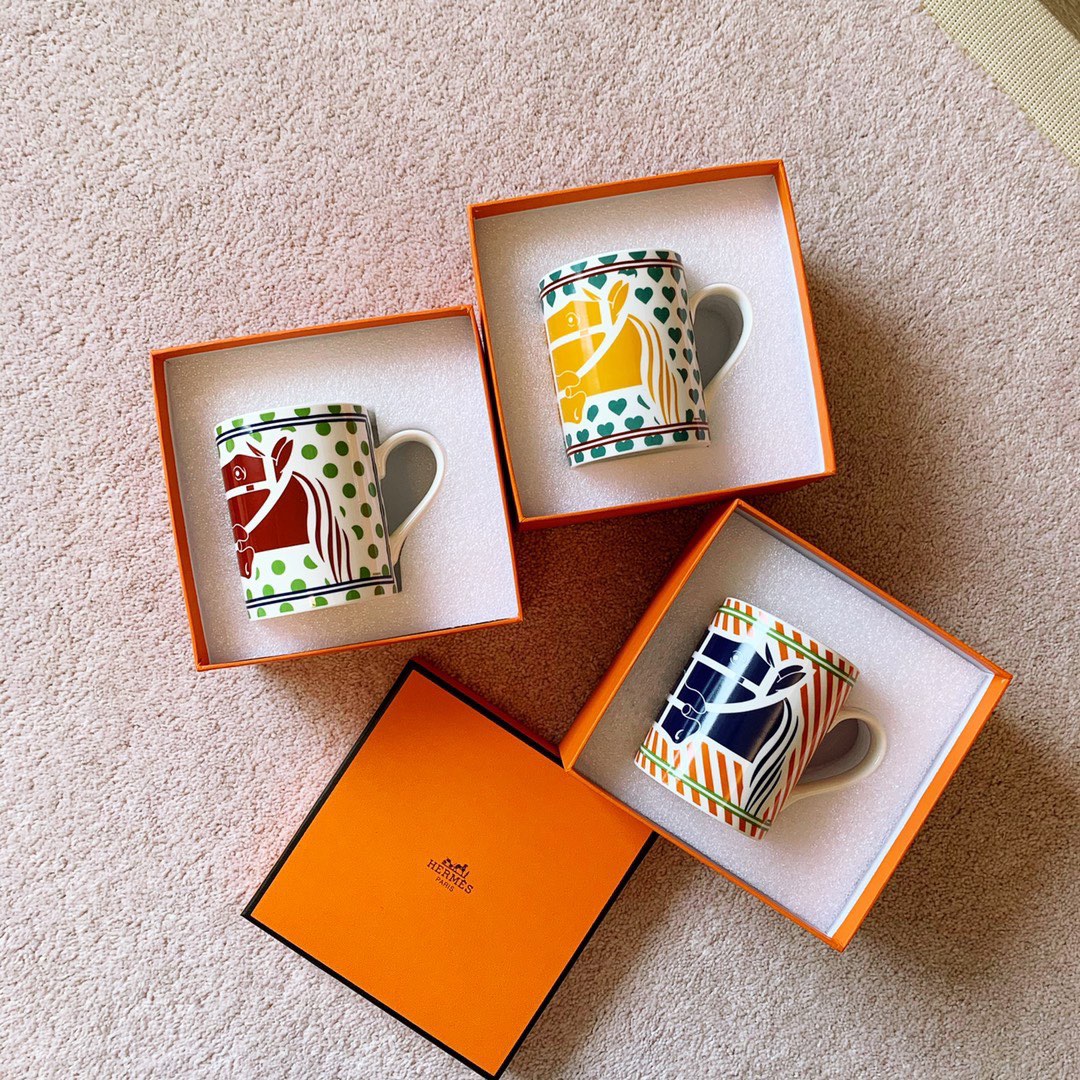 b3869c_47e9688d8a16431ea3fa93b36ff24b6amv2.jpg Hermes Classic Mug - Image 1