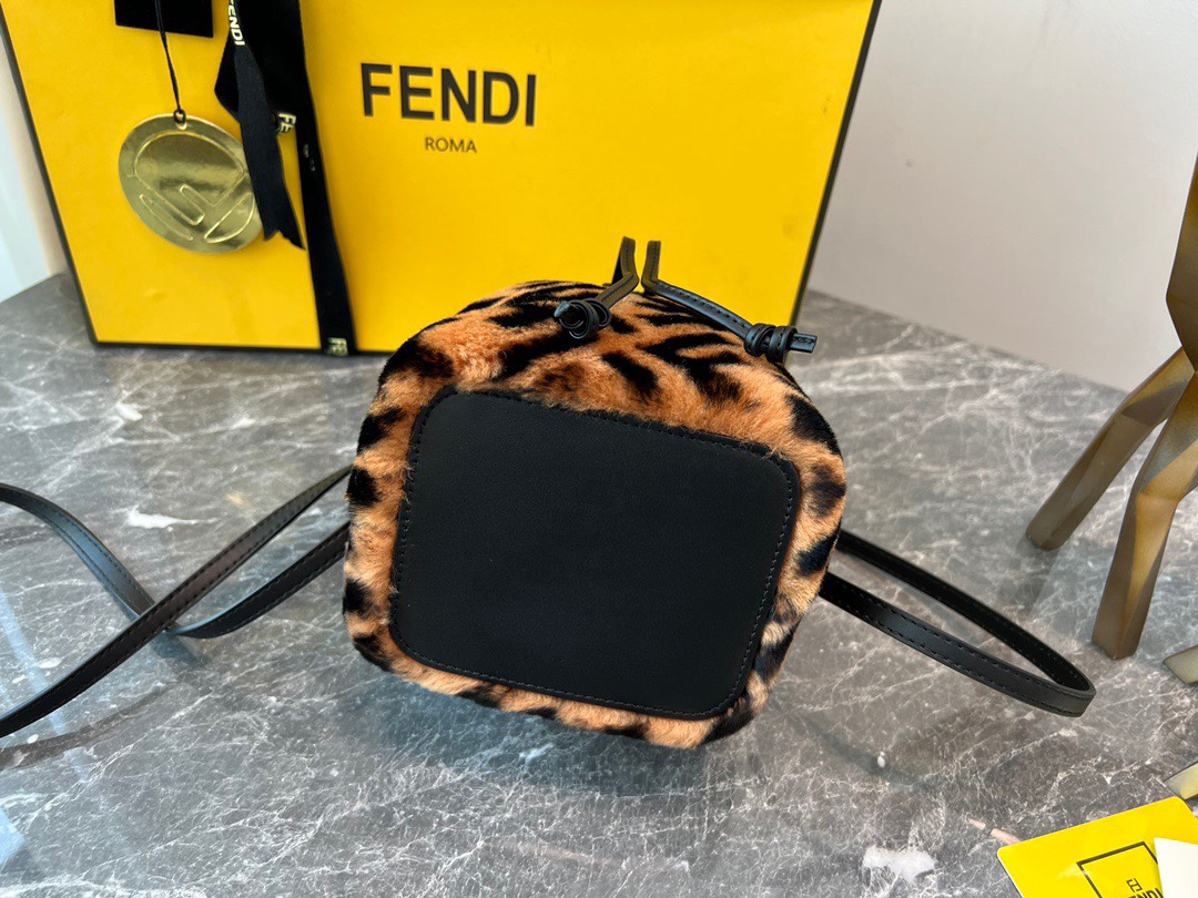 Fendi Shearling Small Bucket Bag - Image 5