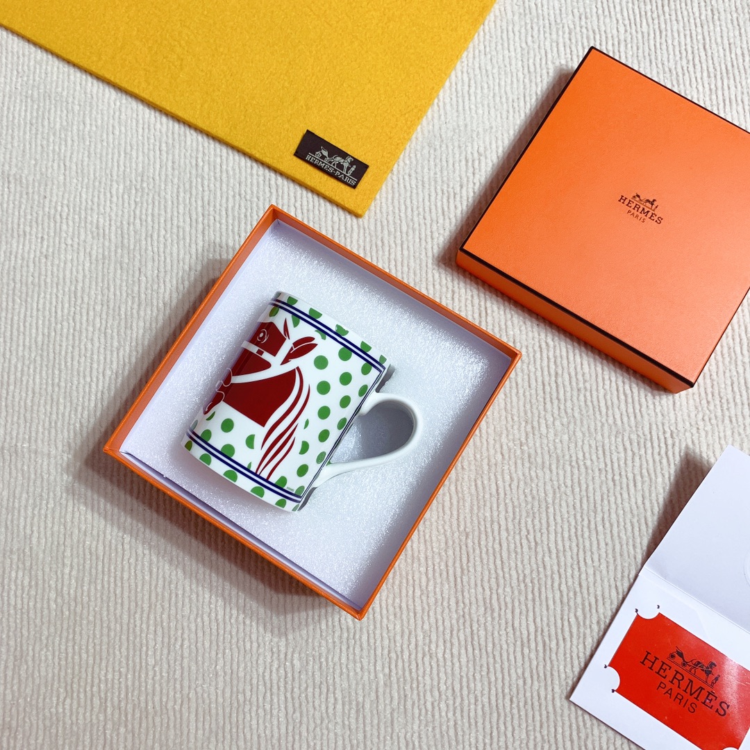 b3869c_72c9a6d0f7b44b839e5a26a093cadadamv2.jpg Hermes Classic Mug - Image 1