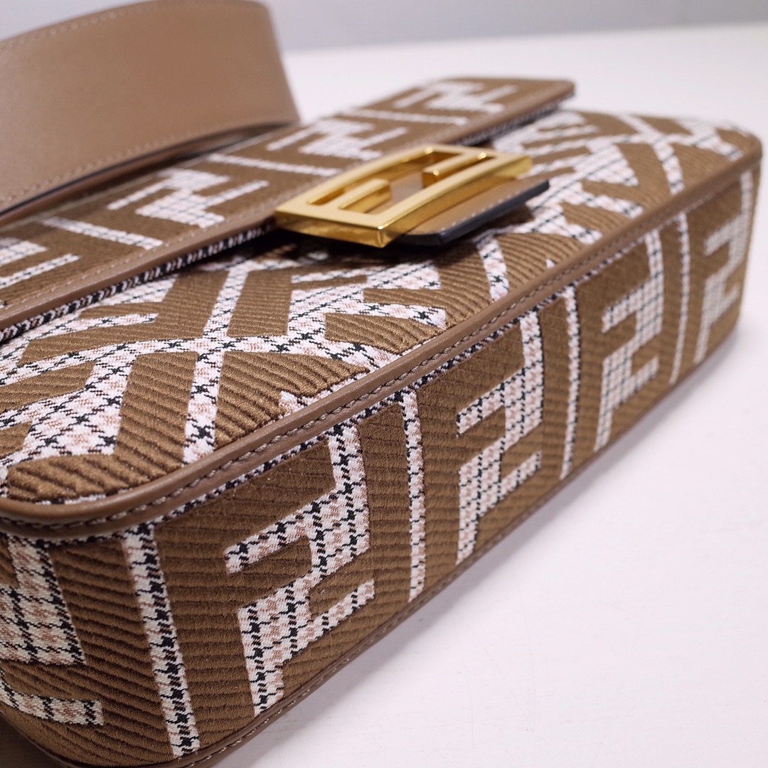 Fendi Baguette Bag - Image 7