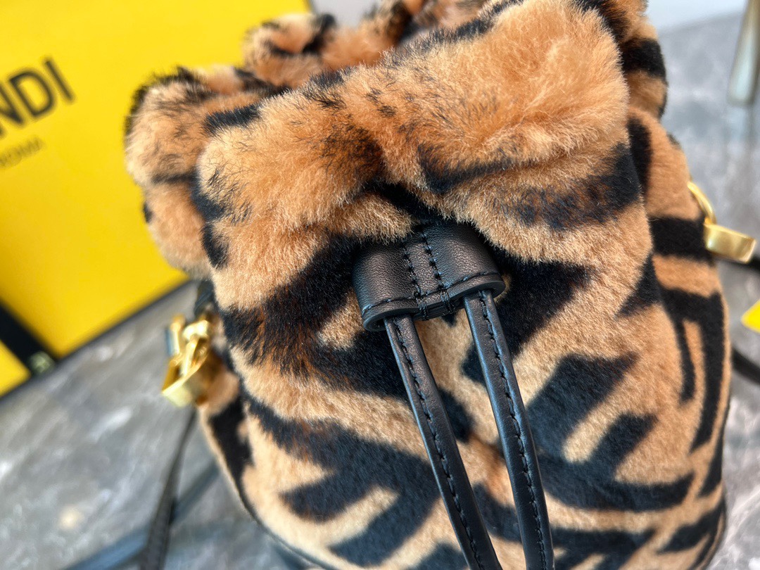 Fendi Shearling Small Bucket Bag - Image 7