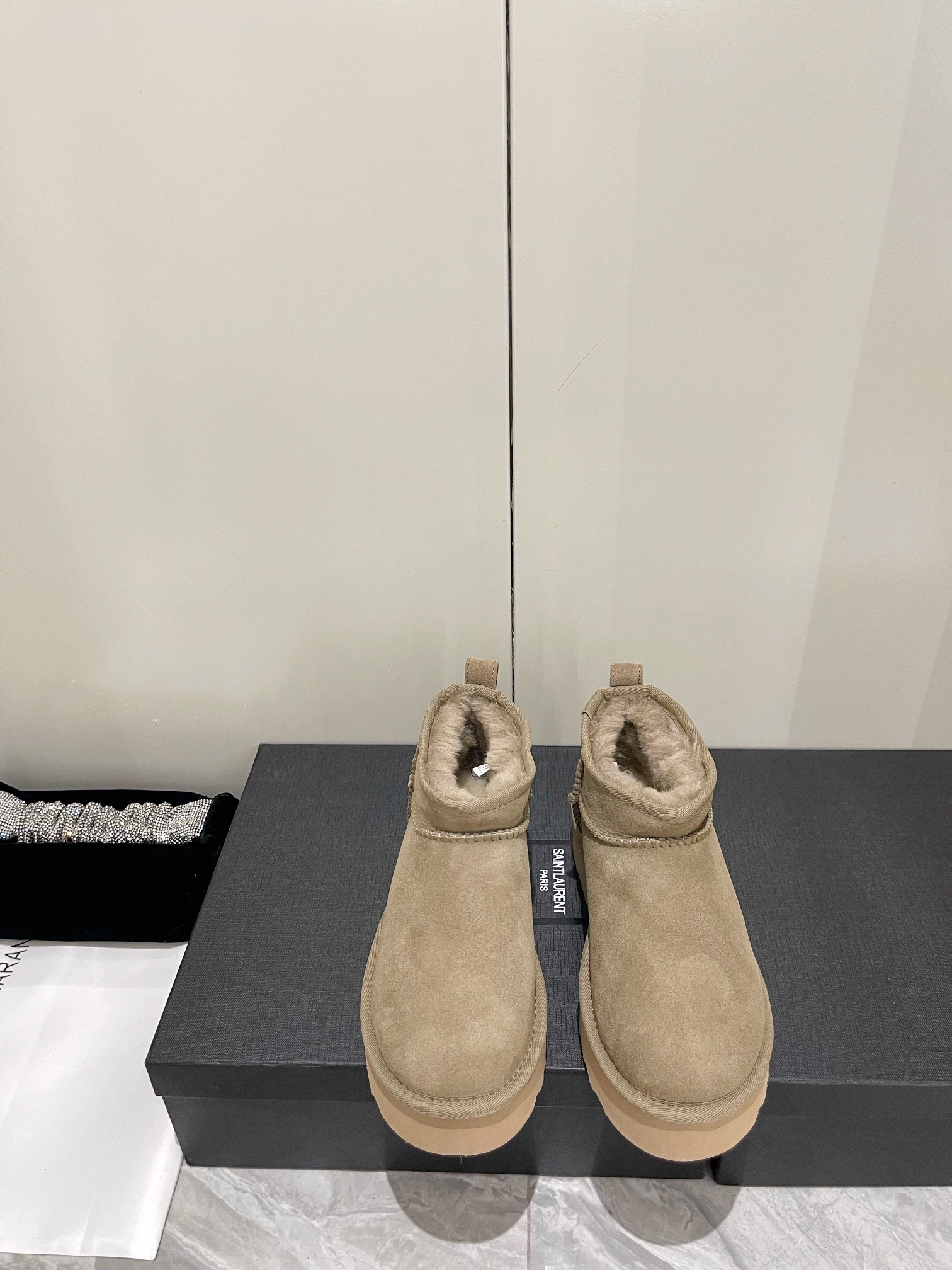 b3869c_d1cc855670174399869152c0b9ff41c9mv2.jpg UGG Short Pickle Gray Thick-soled Snow Boots - Image 1