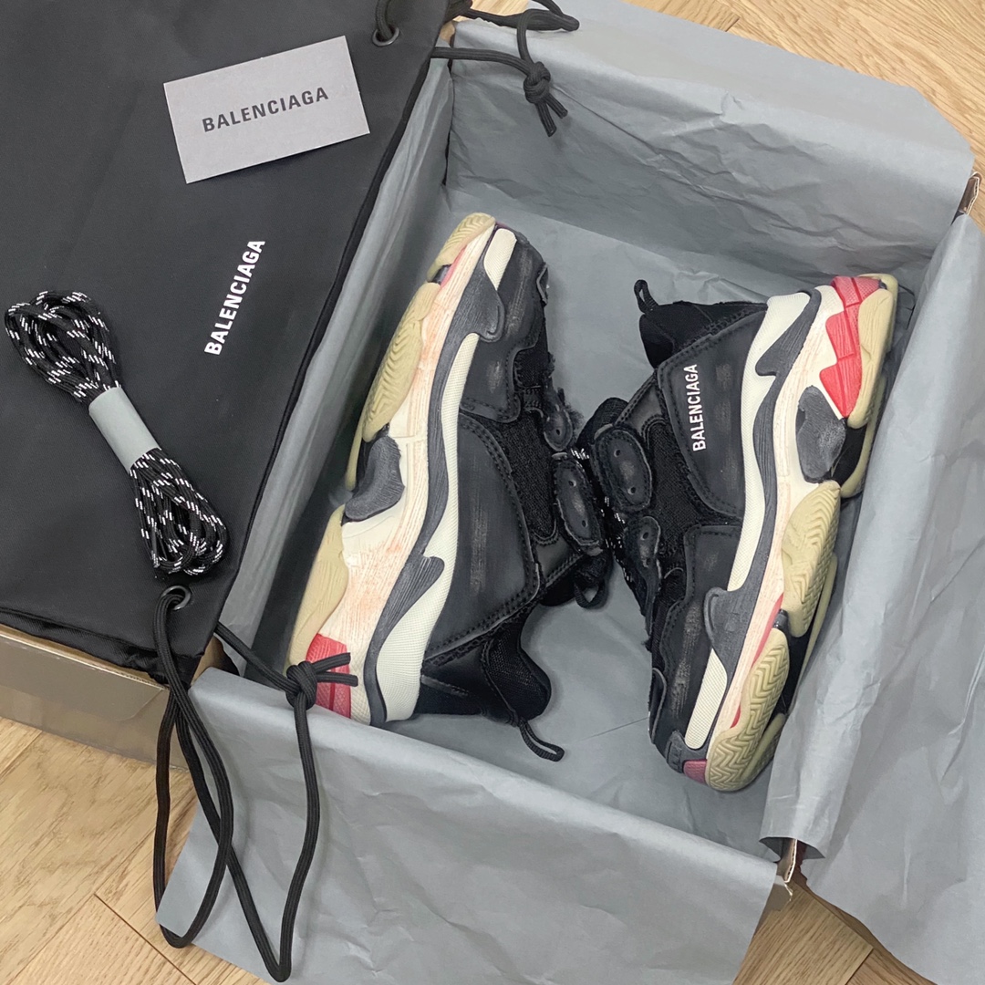 b3869c_e77c0f8d95ab4aeead904b884da27e62mv2.jpg Balenciaga Dad Sneakers - Image 1