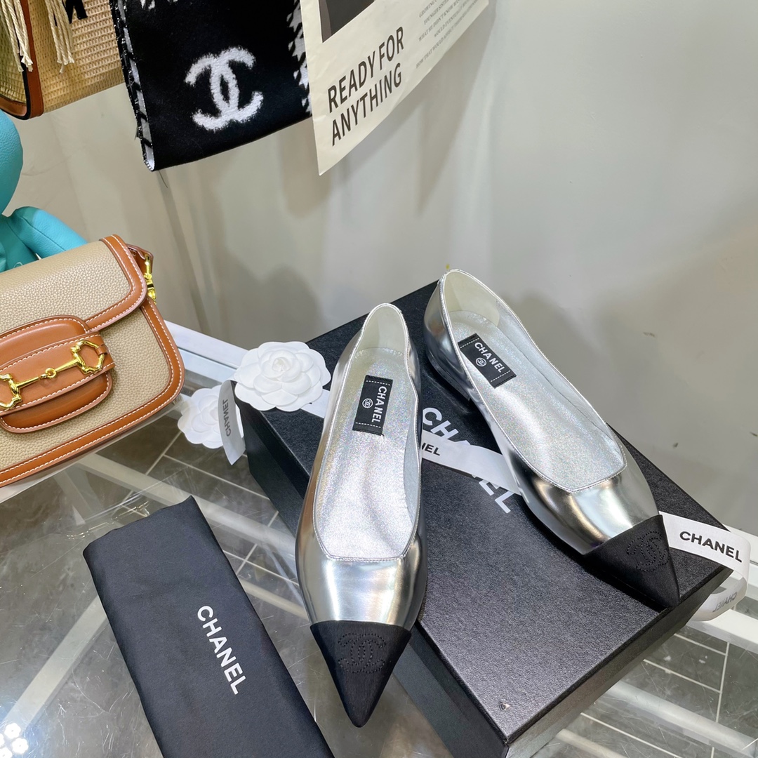 Chanel Silver Pointed Toe Flat Shoes - Image 3