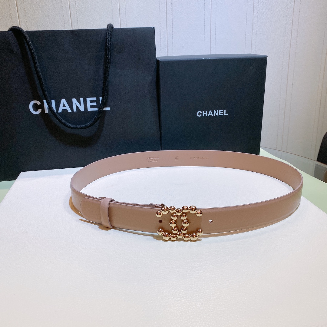 db9bf2_0119eff274f143ab9447b4ddd8ddde73mv2.jpg Chanel Gold Pearl CC Buckle Leather Belt - Image 1