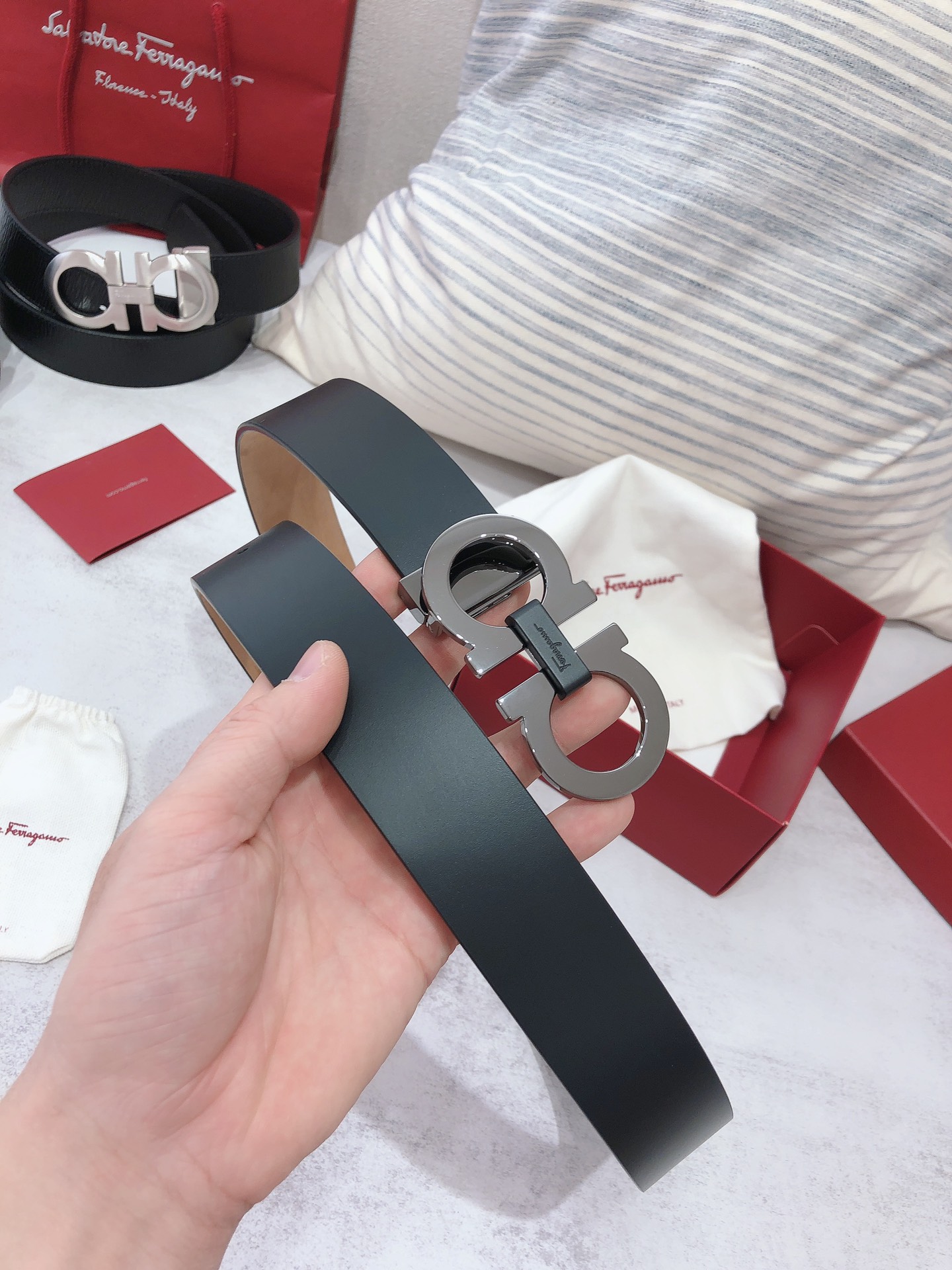 db9bf2_02440d1b713e41e2bf1bedbb22952e2emv2.jpg Ferragamo Logo Buckle Double-sided Leather Belt - Image 1