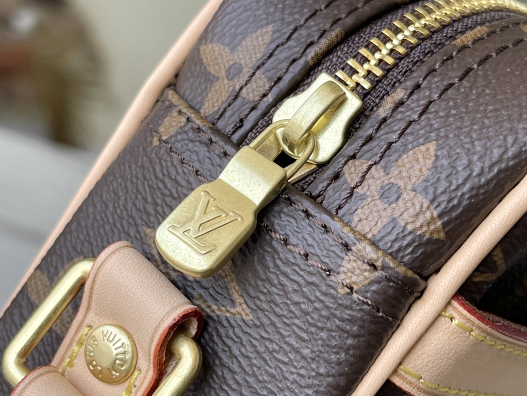 Louis Vuitton Small Messenger Bag in Monogram Canvas - Image 8