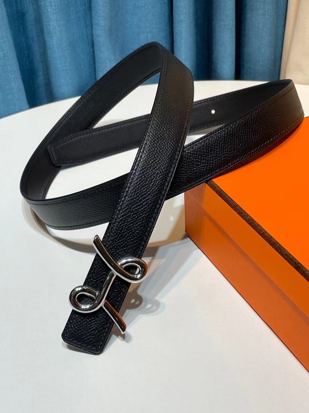 db9bf2_06211a6ce1b042798fd646101d4ef564mv2.jpg Hermès Mors H Belt Buckle & Reversible Leather Strap 24mm - Image 1