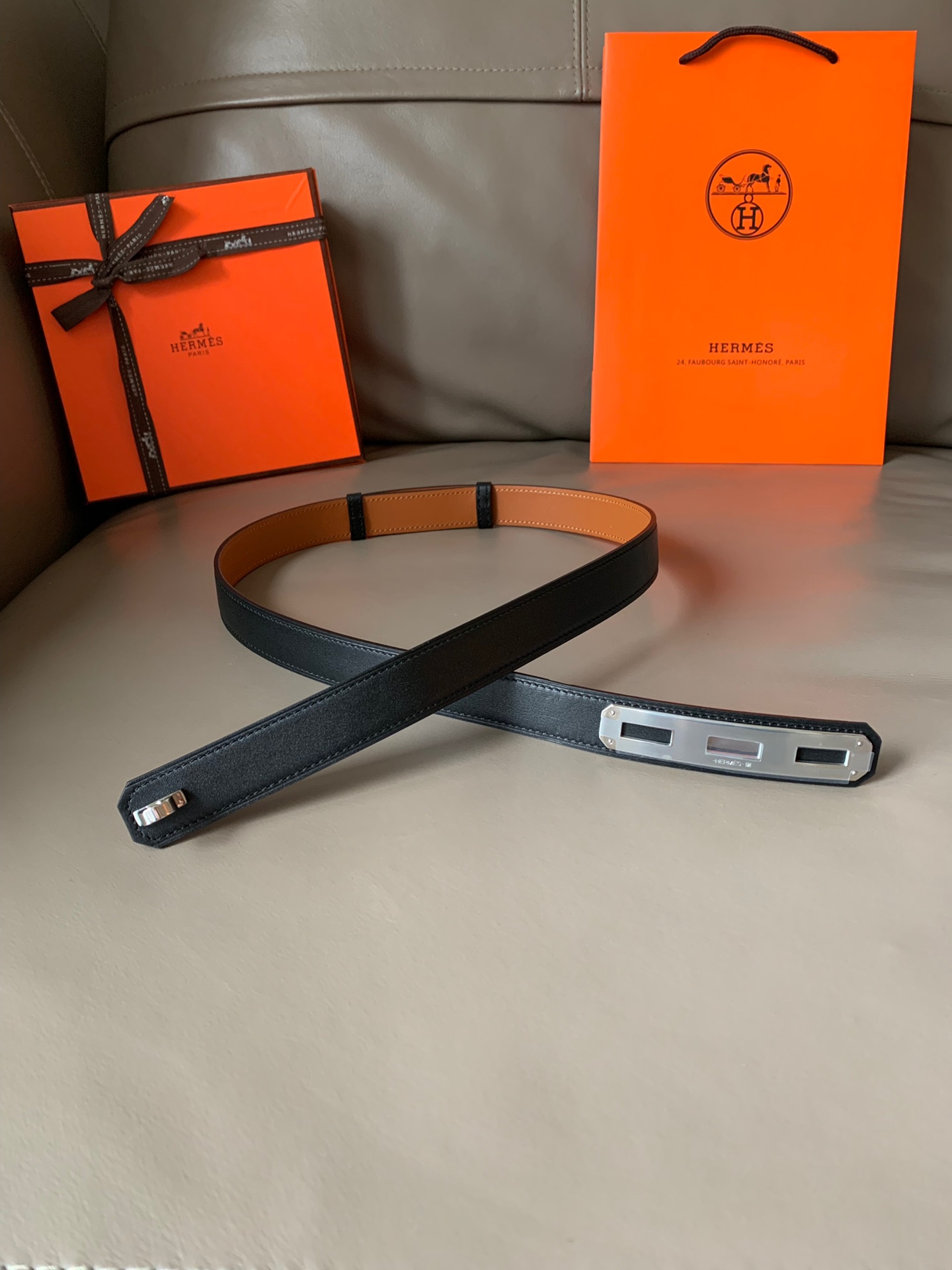 db9bf2_06c6b063b7ec483a8ea9462e08f67292mv2.jpg Hermès O'Kelly 24 Belt in Black Leather - Image 1