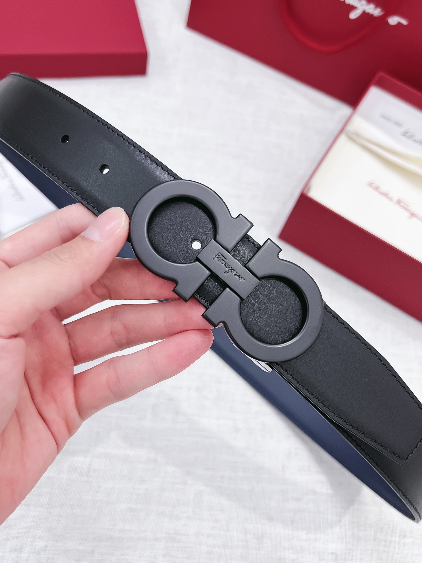 db9bf2_073355e350924a13ab0a19b1071596e6mv2.jpg Ferragamo Logo Buckle Leather Belt - Image 1